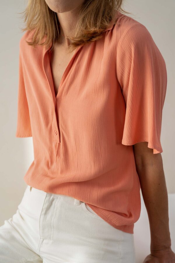 Zusss-blouse-met-korte-mouw-koraalroze-0304-045-7045-sfeer2